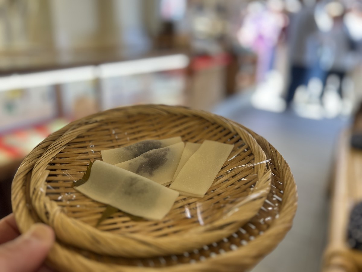 試食の生八ッ橋のアップ。皮ごしに中の餡の色が見える