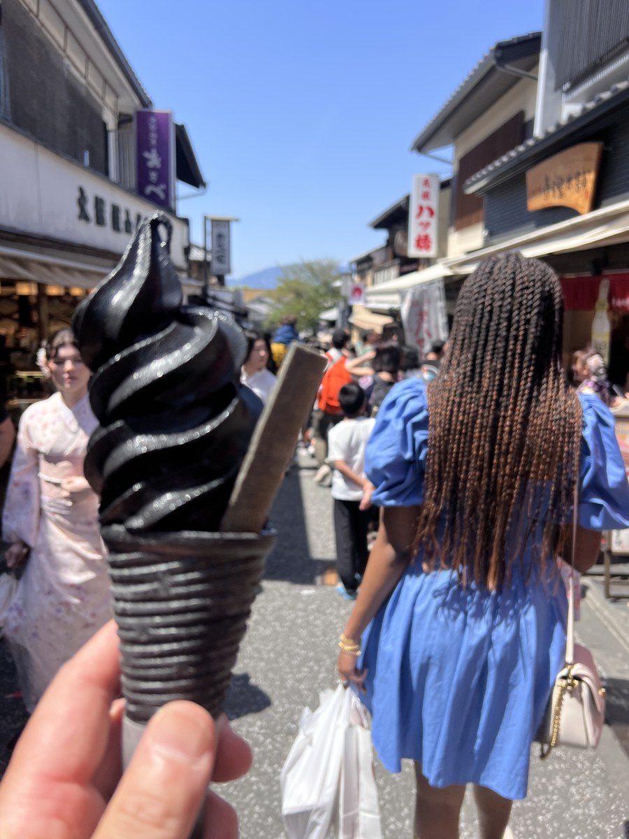 黒ごまソフトクリームに生八ッ橋が一枚添えられている