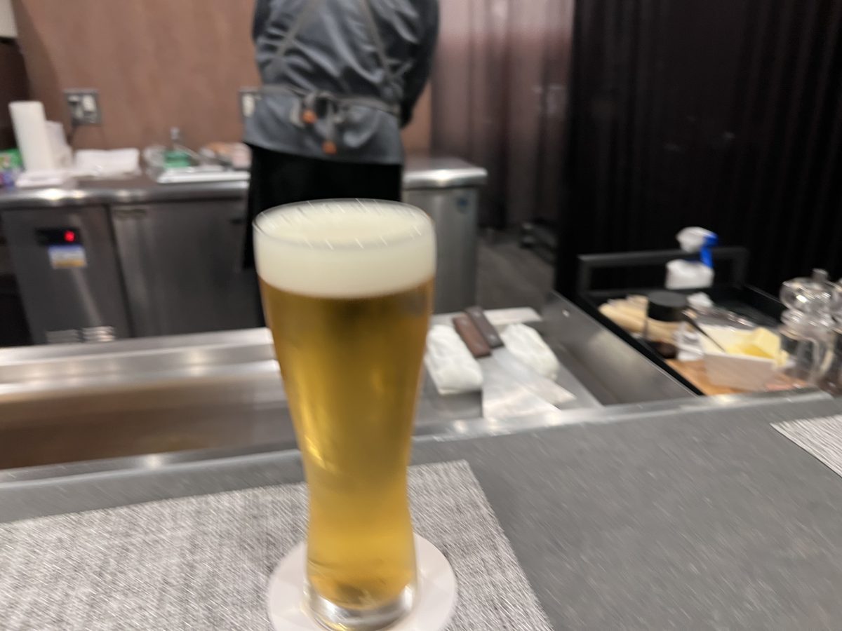 八七まる カウンターの生ビール