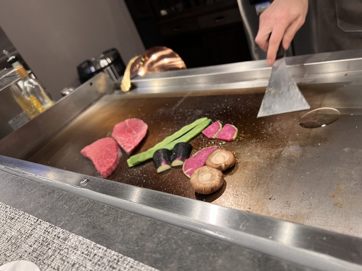 八七まる 鉄板で焼かれる黒毛和牛赤身ステーキ