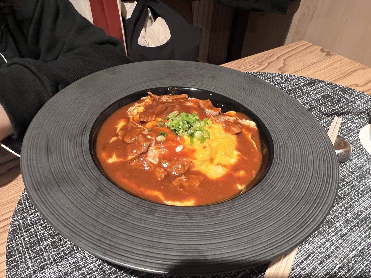 八七まる とろ玉ミートオムライス