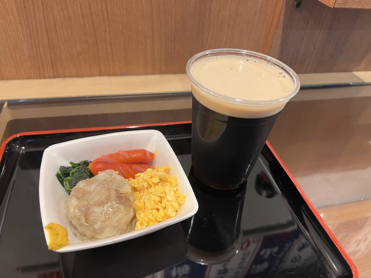 味の笛の黒ビールとシュウマイ・赤ウインナー・スクランブルエッグ・ほうれん草の盛り合わせ