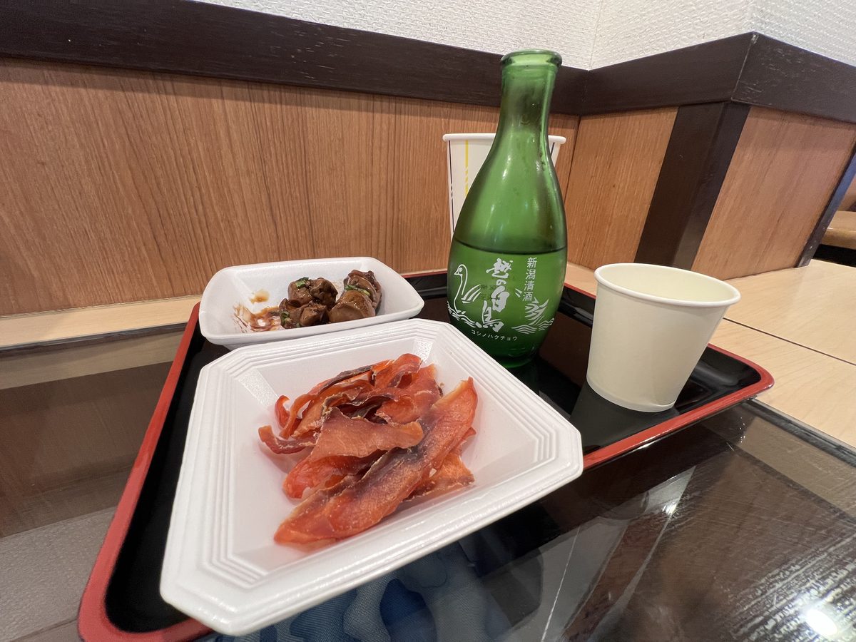 味の笛の日本酒・越乃白鳥と鮭とばなどの珍味
