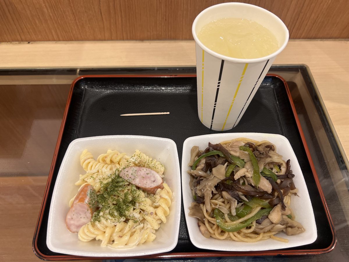 味の笛のきのこパスタとマカロニサラダ