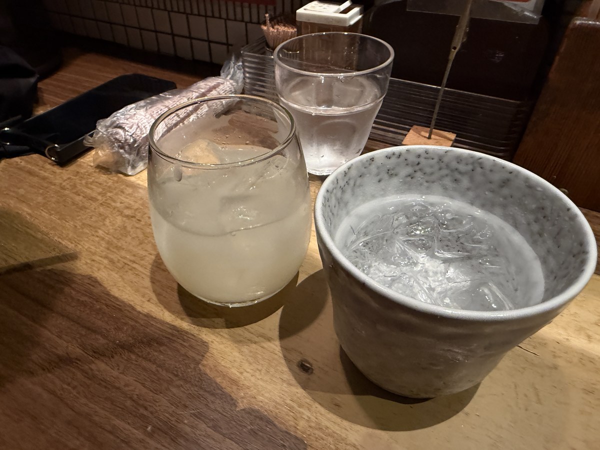 博多あかちょこべ 陶器のカップの焼酎ロックと友人の果実酒