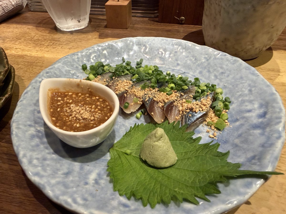博多あかちょこべ つけだれ別添えの胡麻さば わさびと大葉を添えて