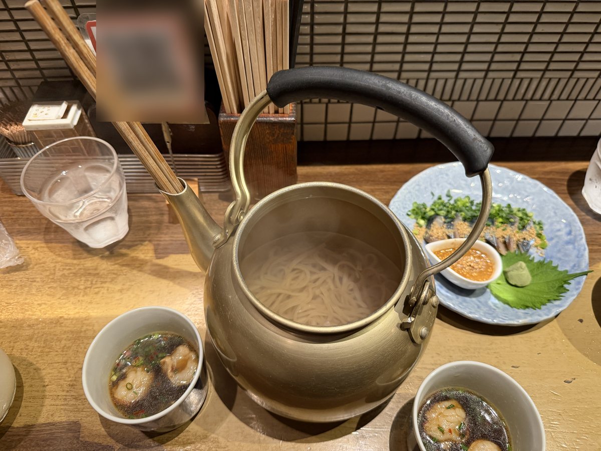 博多あかちょこべ やかんに入って出てくるうどん「釜あげ ずぼら」とつゆの椀