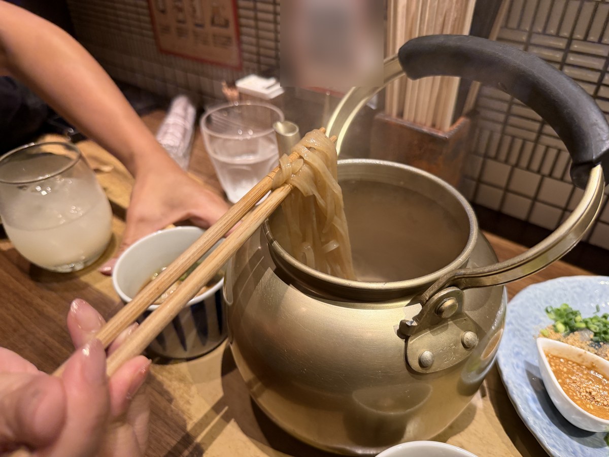 博多あかちょこべ やかんからうどんを箸で引き出す