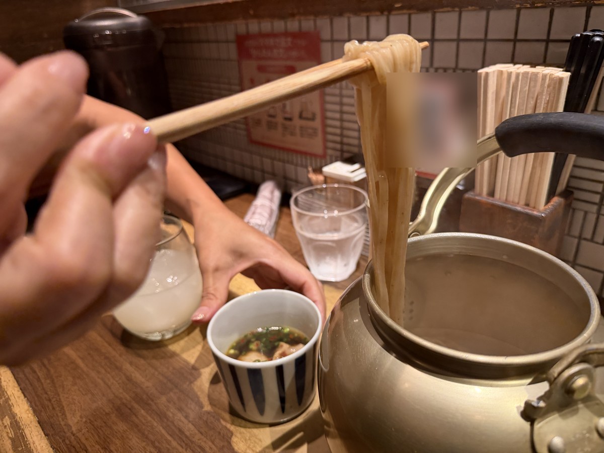 博多あかちょこべ 持ち上げたうどんをつゆの椀につける