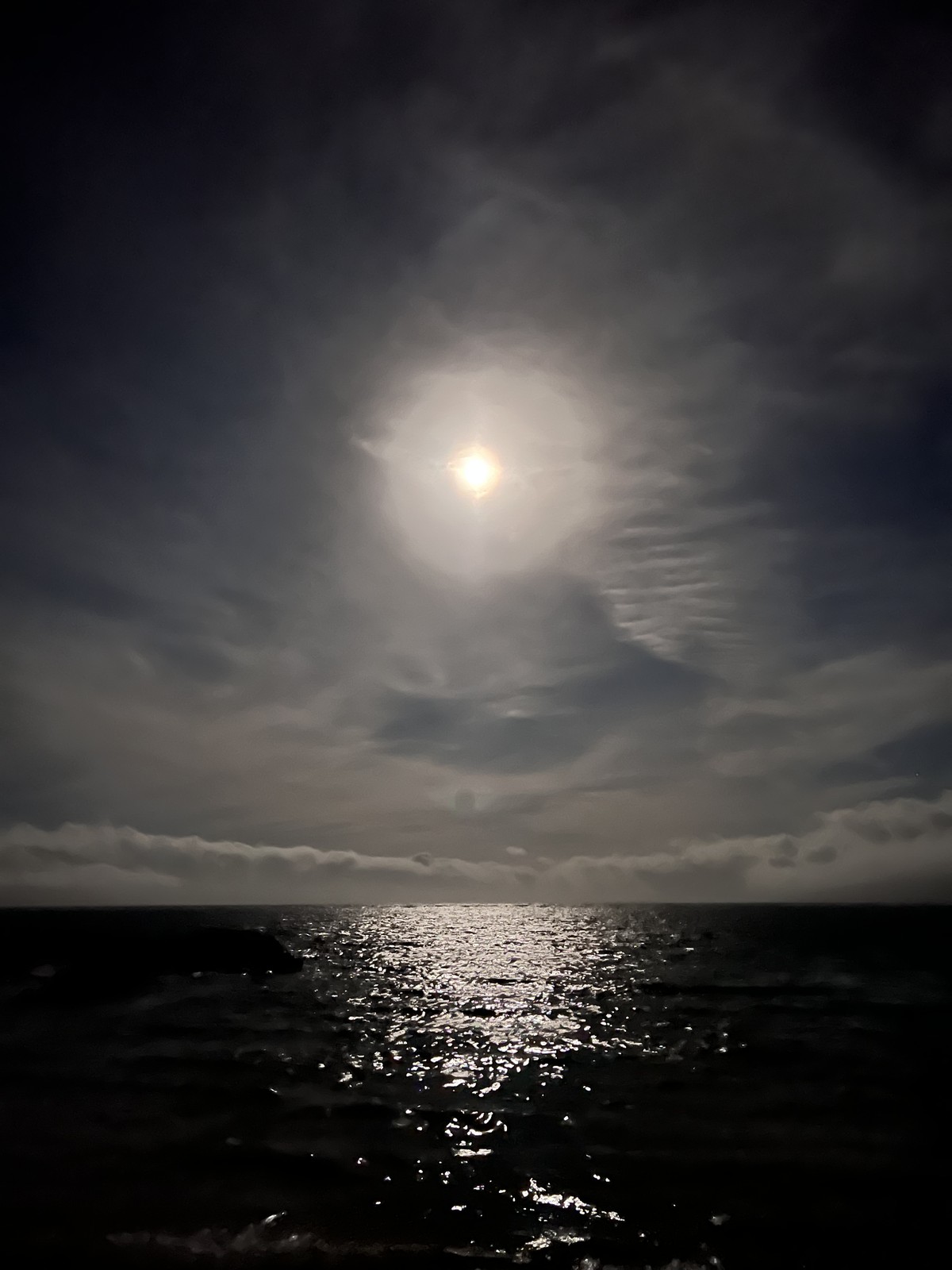 満月の夜の海