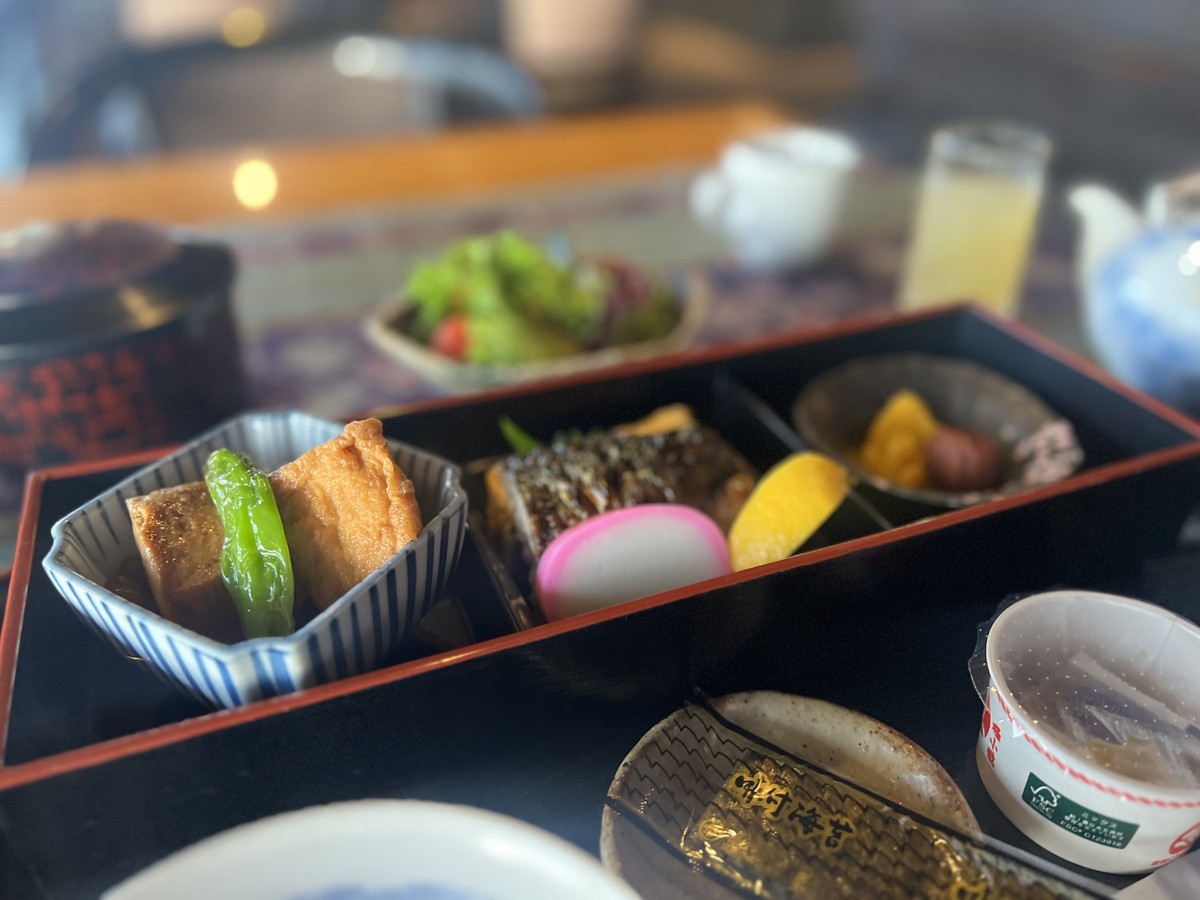 卵焼きとサラダ