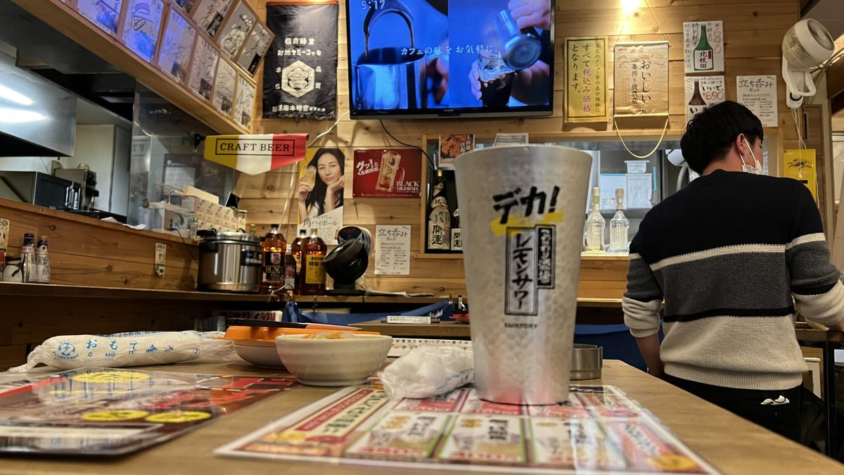 青葉商店 立ち飲みゾーンのカウンター