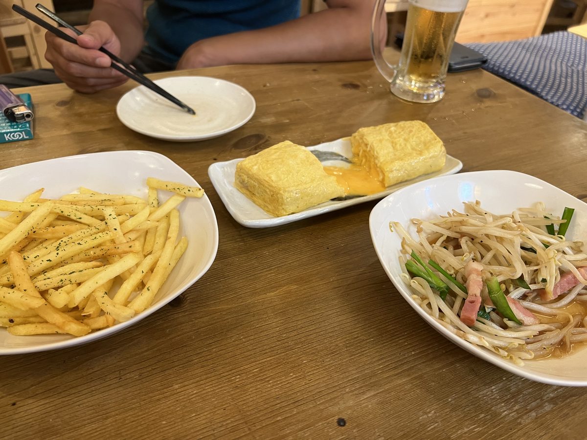 青葉商店 もやし炒めと出汁巻き卵とフライドポテト