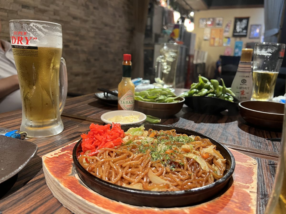青葉商店 鉄板焼きそばと枝豆