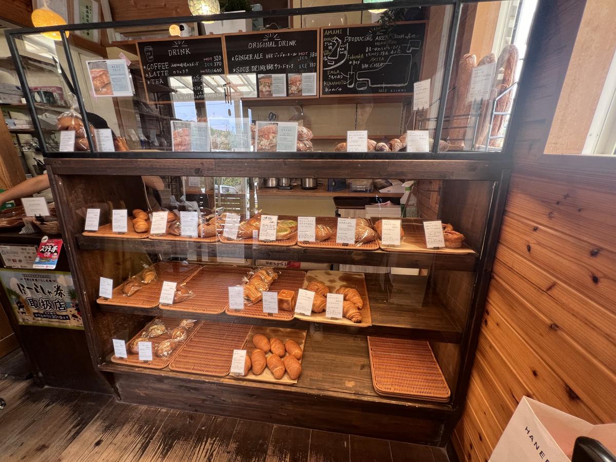 店内のパンの陳列棚