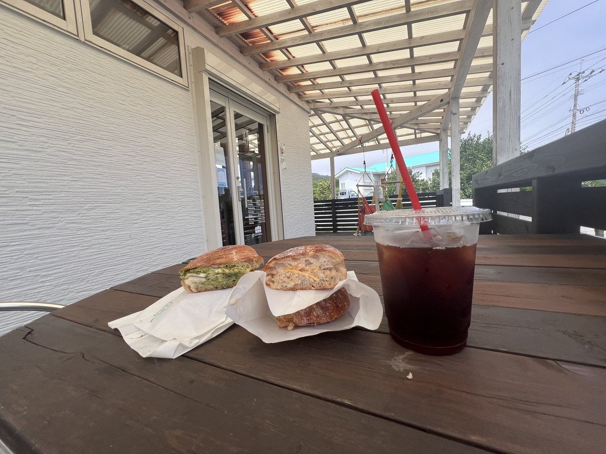 テーブルのサンドイッチとアイスコーヒー