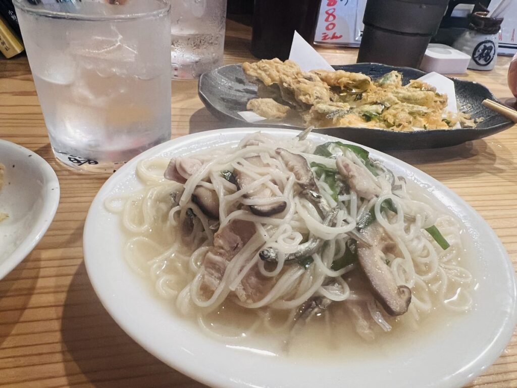 大島料理かめの油ぞうめん 皿に汁が溜まっている