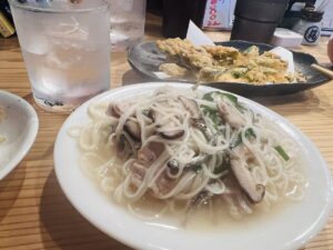 大島料理かめの油ぞうめん 皿に汁が溜まっている
