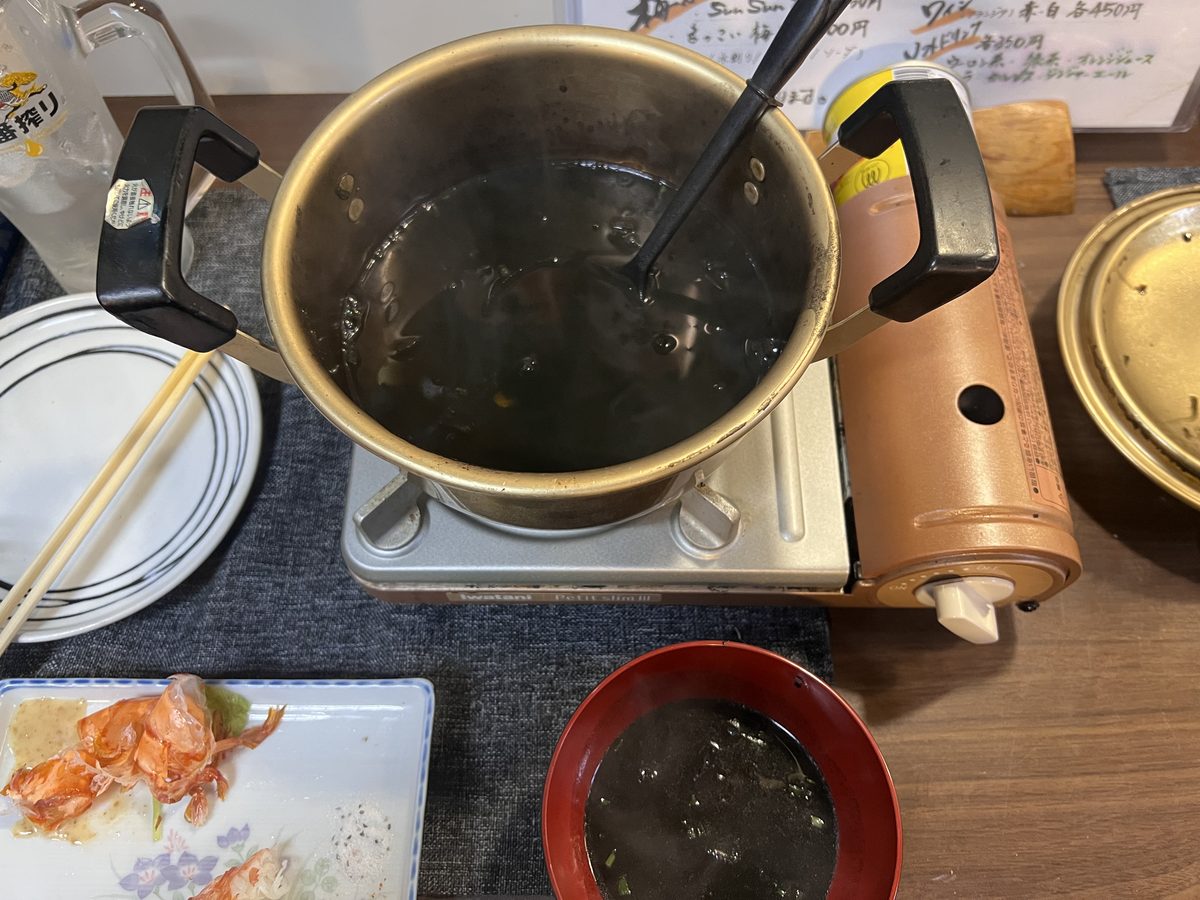 卓上で温める奄美の郷土料理イカ墨汁