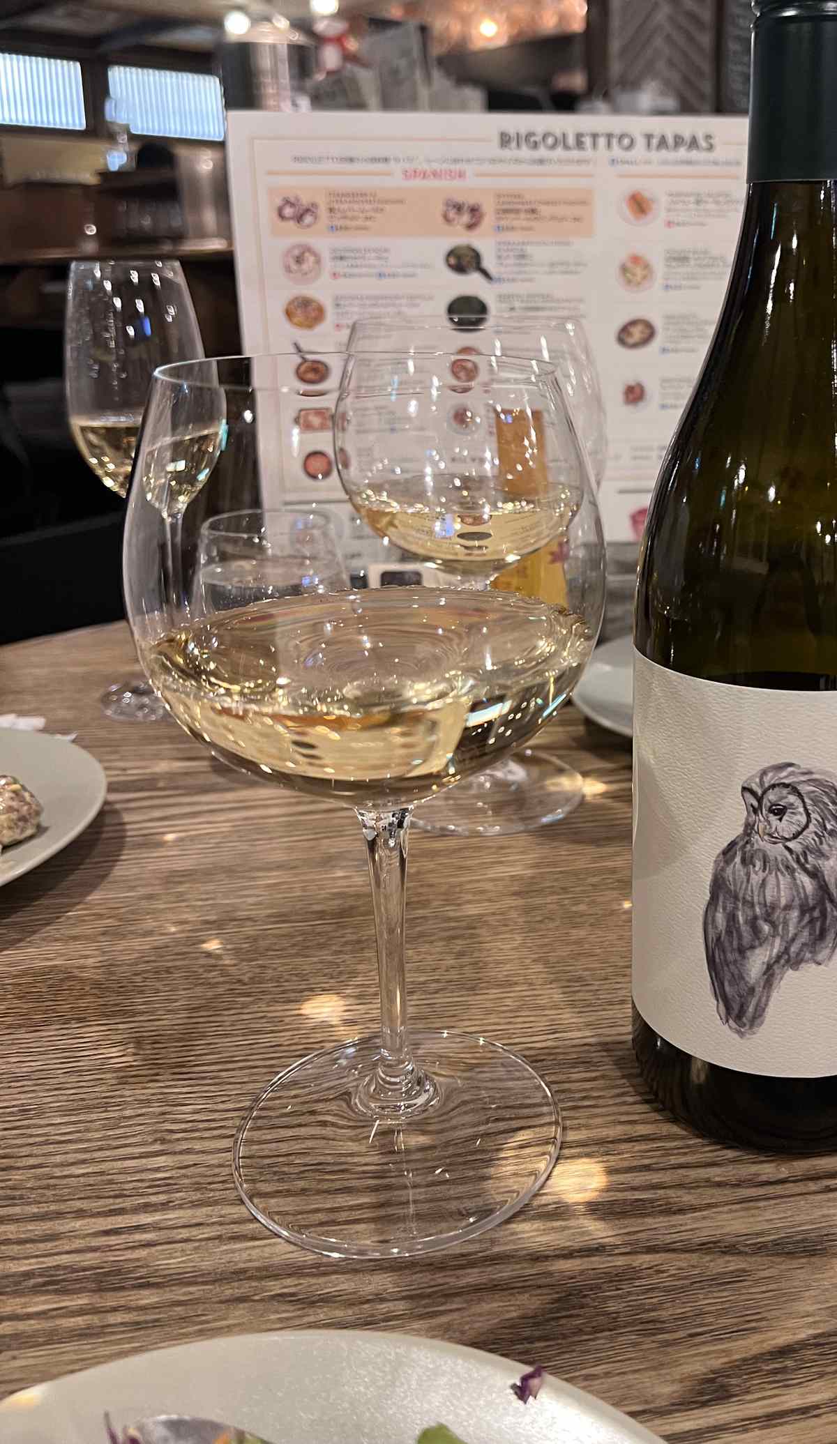 Cafe RIGOLETTO 白ワインのボトルとグラス