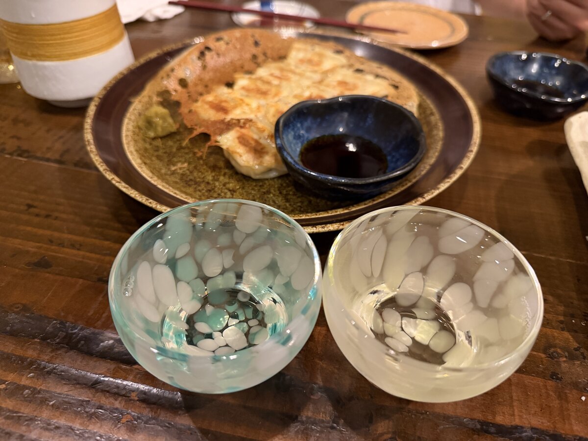 博多 鯖鉄 一口餃子と日本酒の飲み比べ