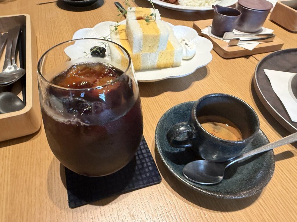 篠栗珈琲焙煎所のアイスコーヒーとエスプレッソが並んだテーブル。2026年