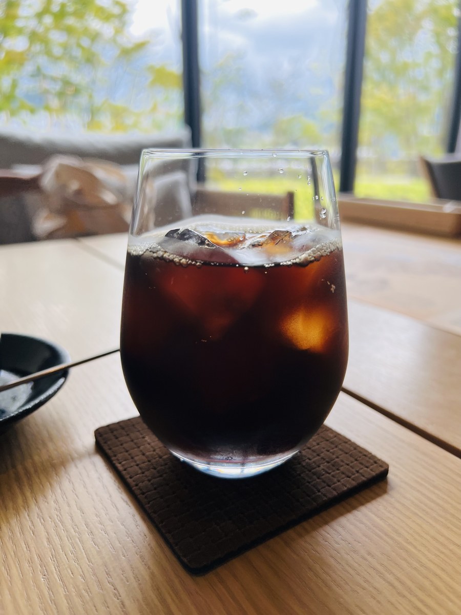 篠栗珈琲焙煎所のアイスコーヒー。窓の外は一面の緑。2023年