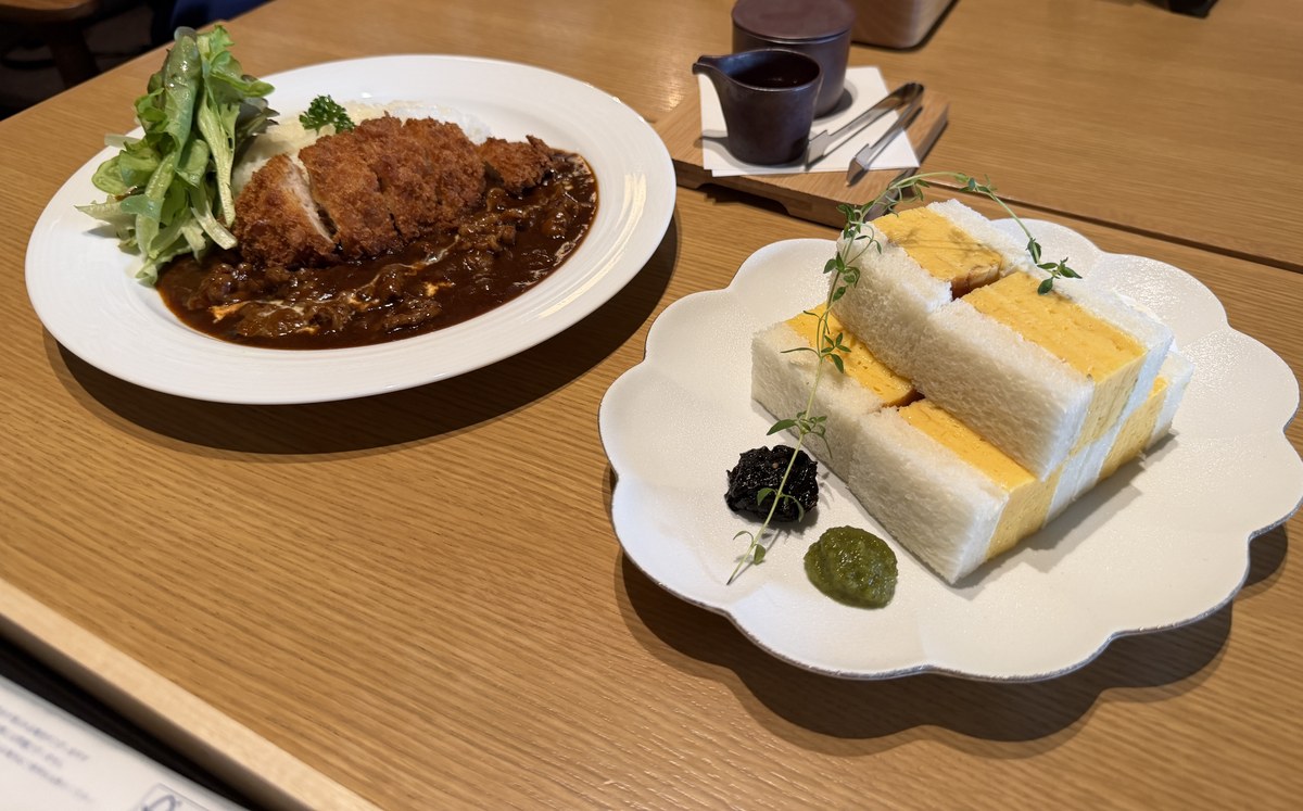 篠栗珈琲焙煎所のカツハヤシライスと卵焼きサンド。薬味が別に添えられている