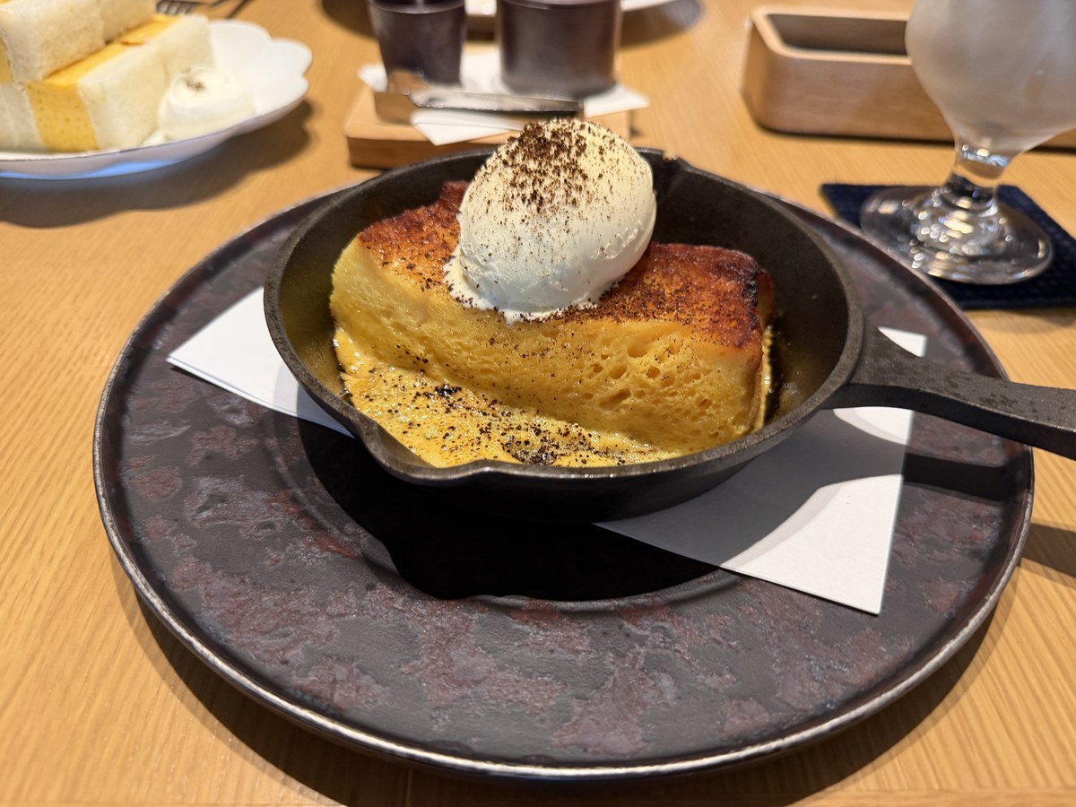 篠栗珈琲焙煎所のフレンチトースト。スキレットに入りアイスとパウダーがのる