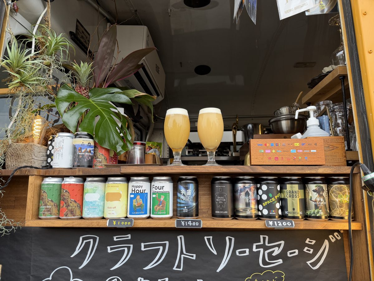 BEER STAND STOCK 車頭の黒板メニューと缶ビール