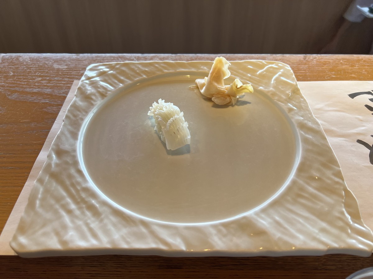 細かく隠し包丁を入れたイカの握り