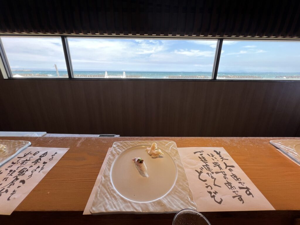 カウンターの握りと、窓の向こうに広がる海