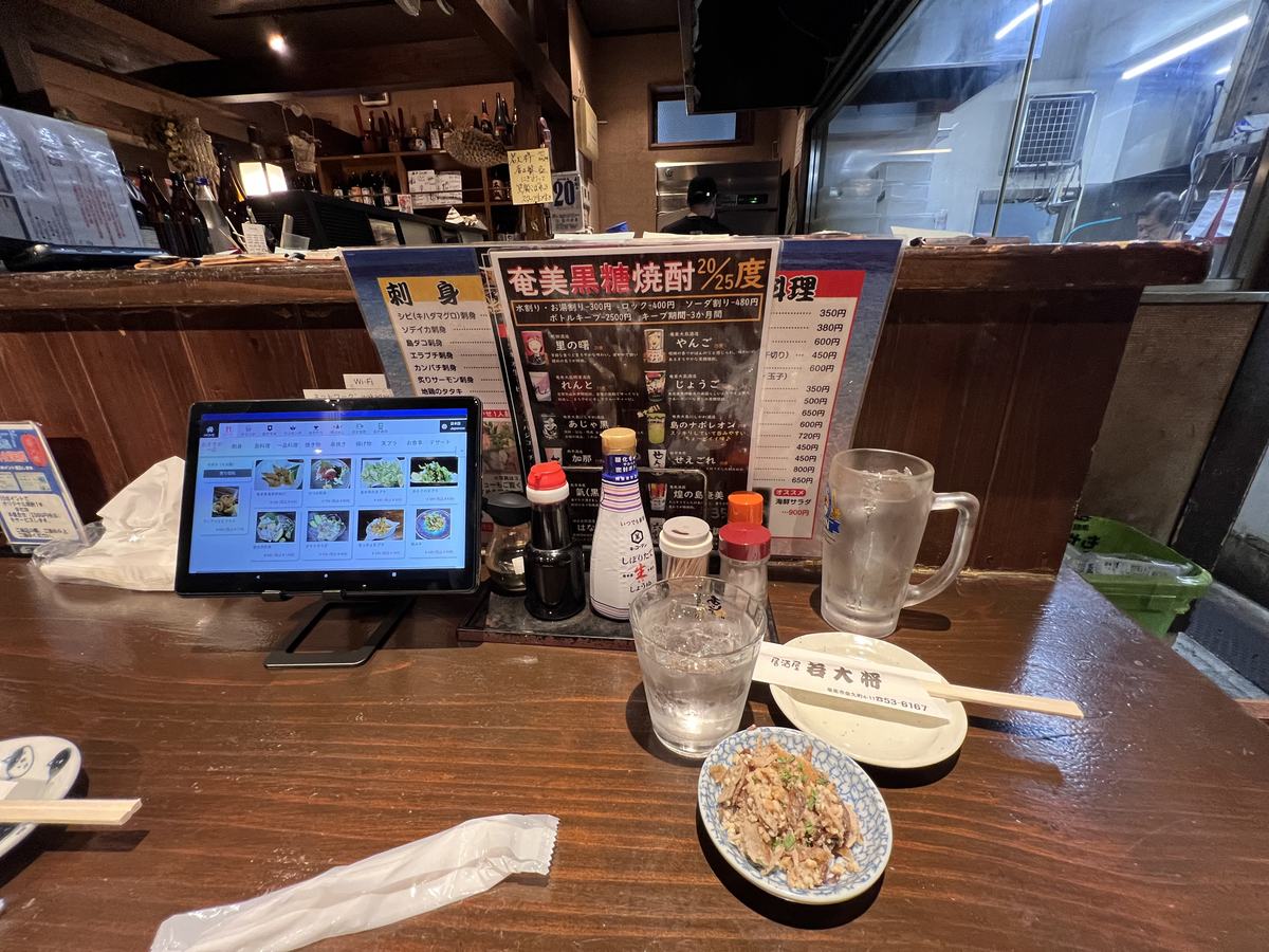 テーブルとチェイサーのジョッキ