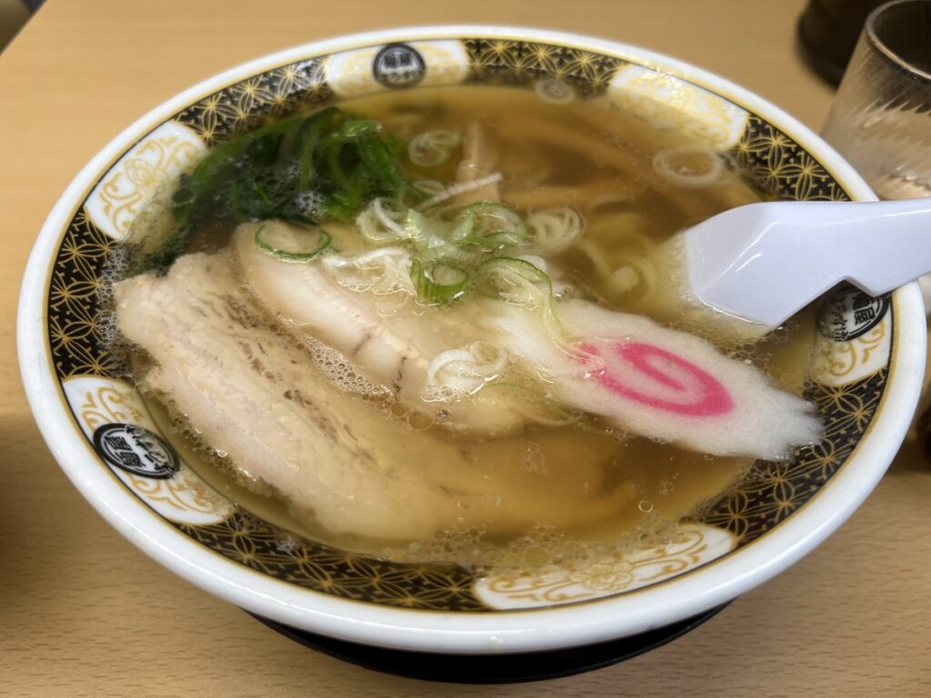 麺屋ようすけ 澄んだスープの佐野ラーメンと平打ち麺