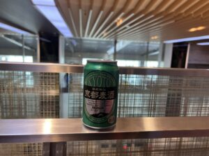 伊丹空港のカウンターに置かれた黄桜「京都麦酒 ゴールドエール」の缶