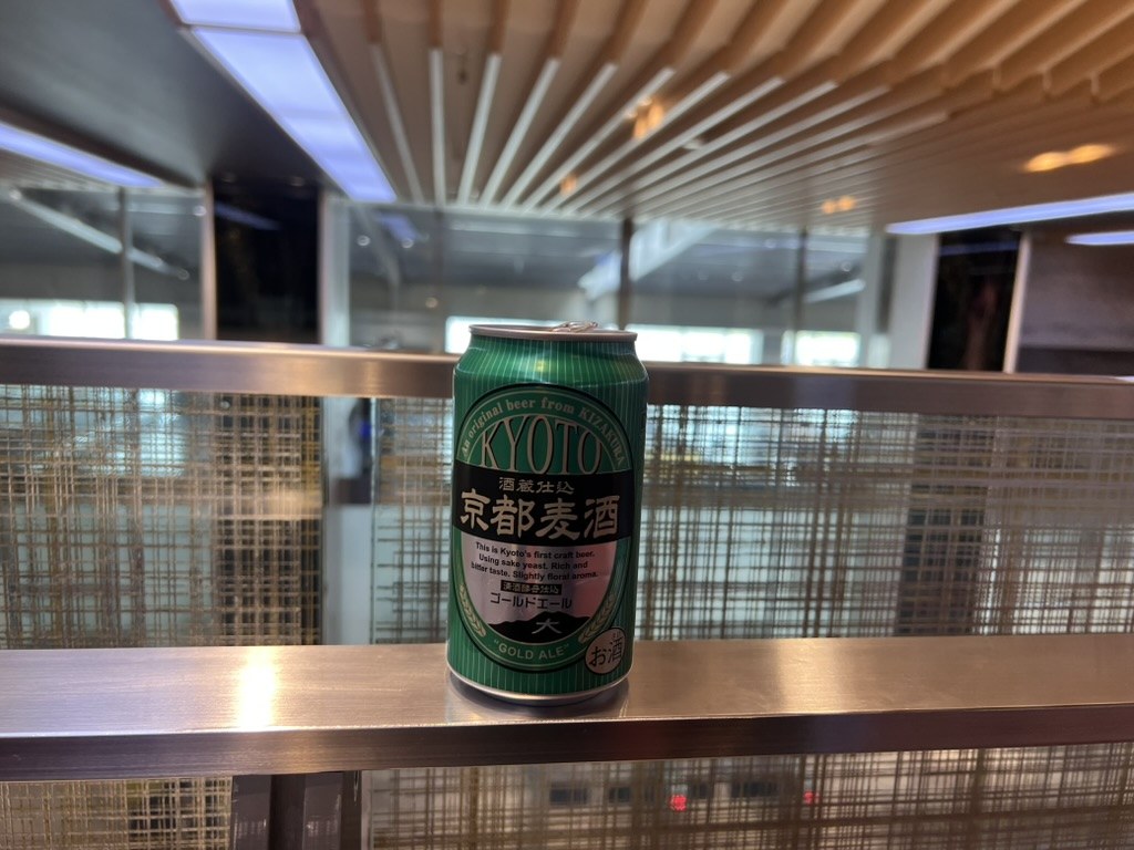伊丹空港のカウンターに置かれた黄桜「京都麦酒 ゴールドエール」の缶