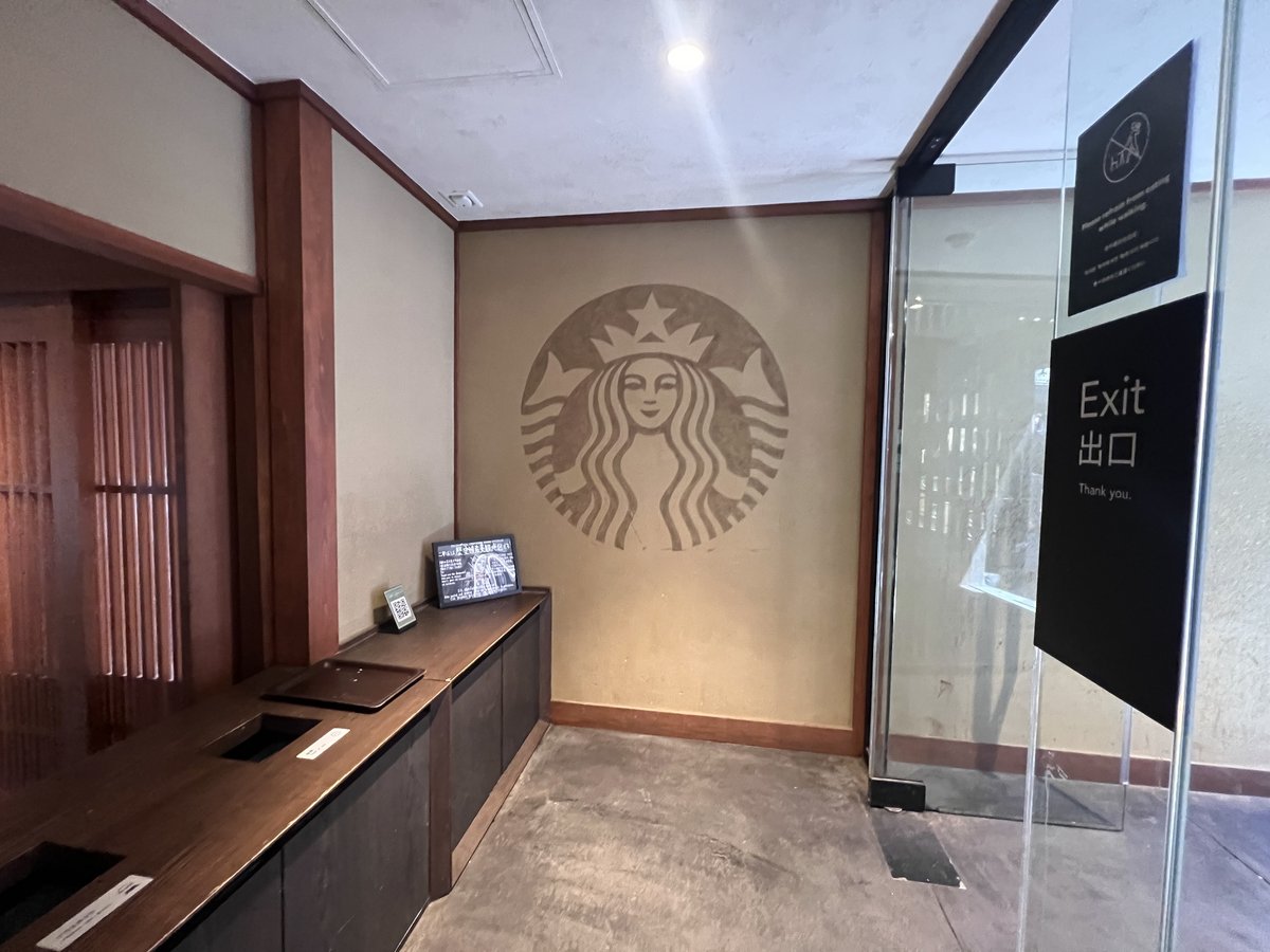 店内のセイレーンのロゴが描かれた壁と出口の表示
