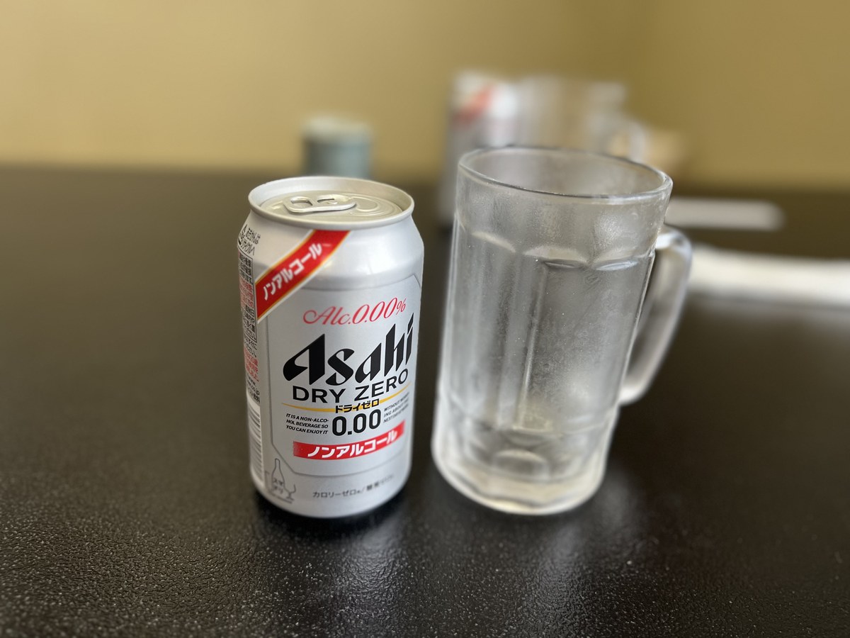 アサヒ ドライゼロの缶と霜のついたジョッキ