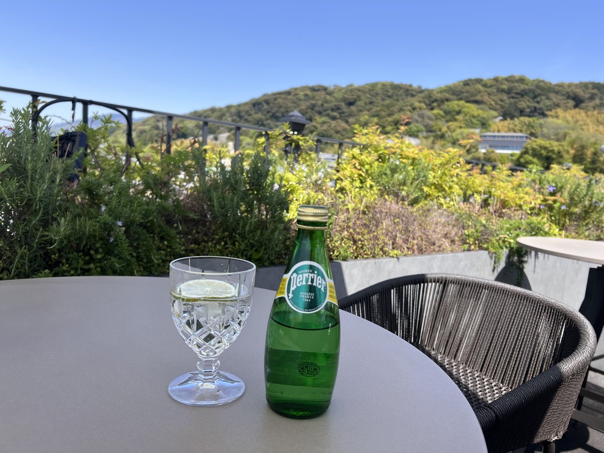K36 Rooftop チェイサーのペリエとカットグラス