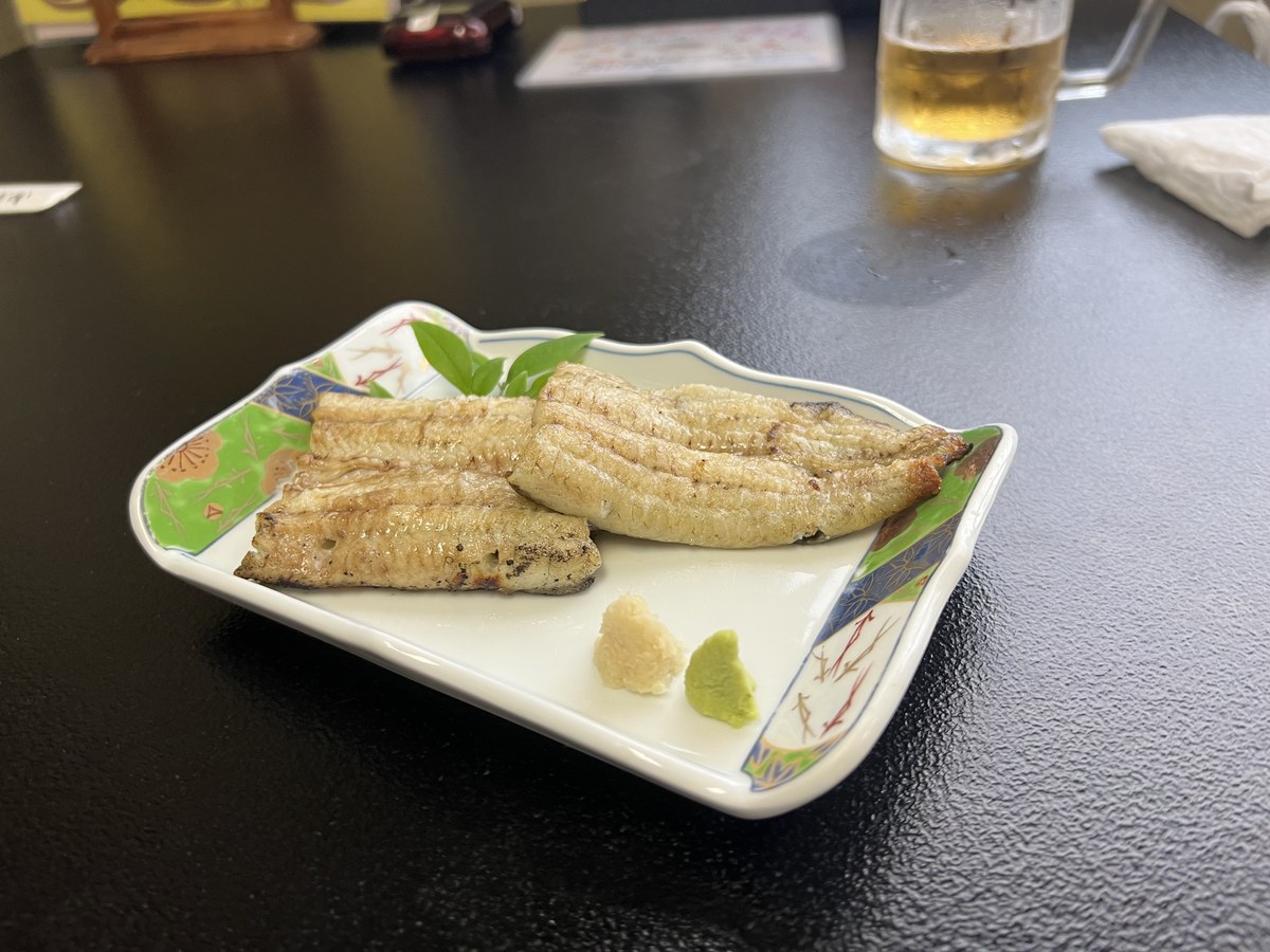 たたみ家の白焼き2枚。おろし生姜とわさびが添えられている