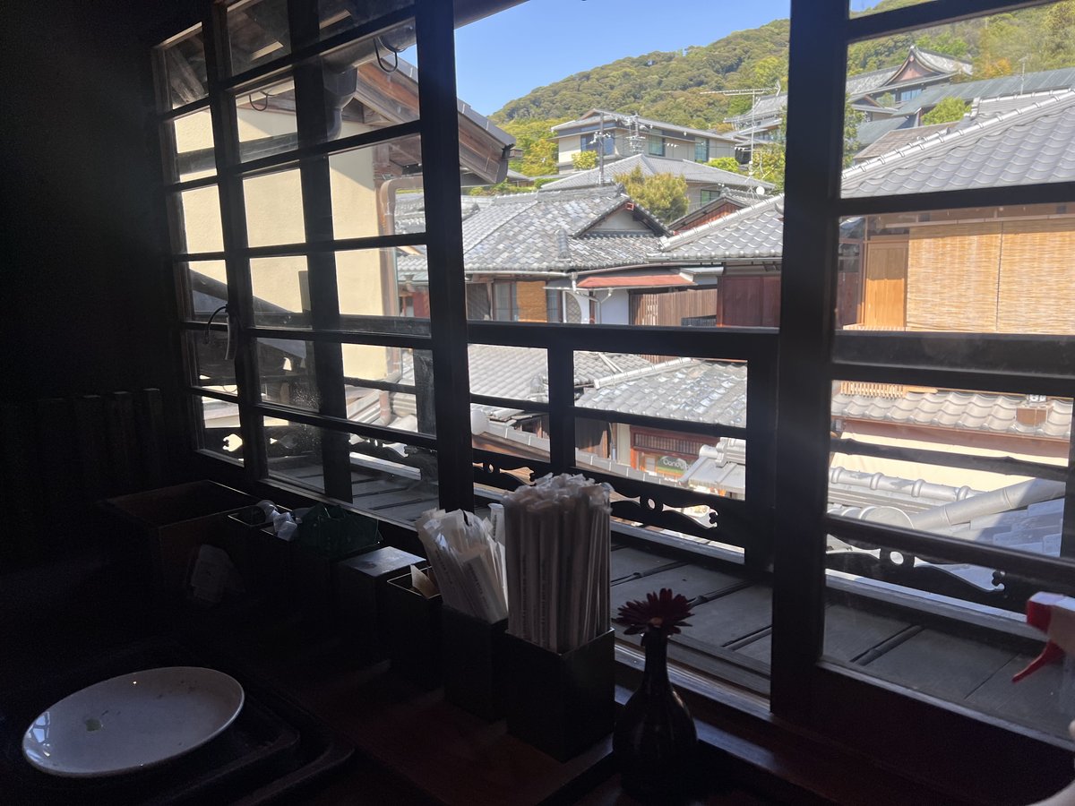 二階の窓から見た京都の瓦屋根と東山