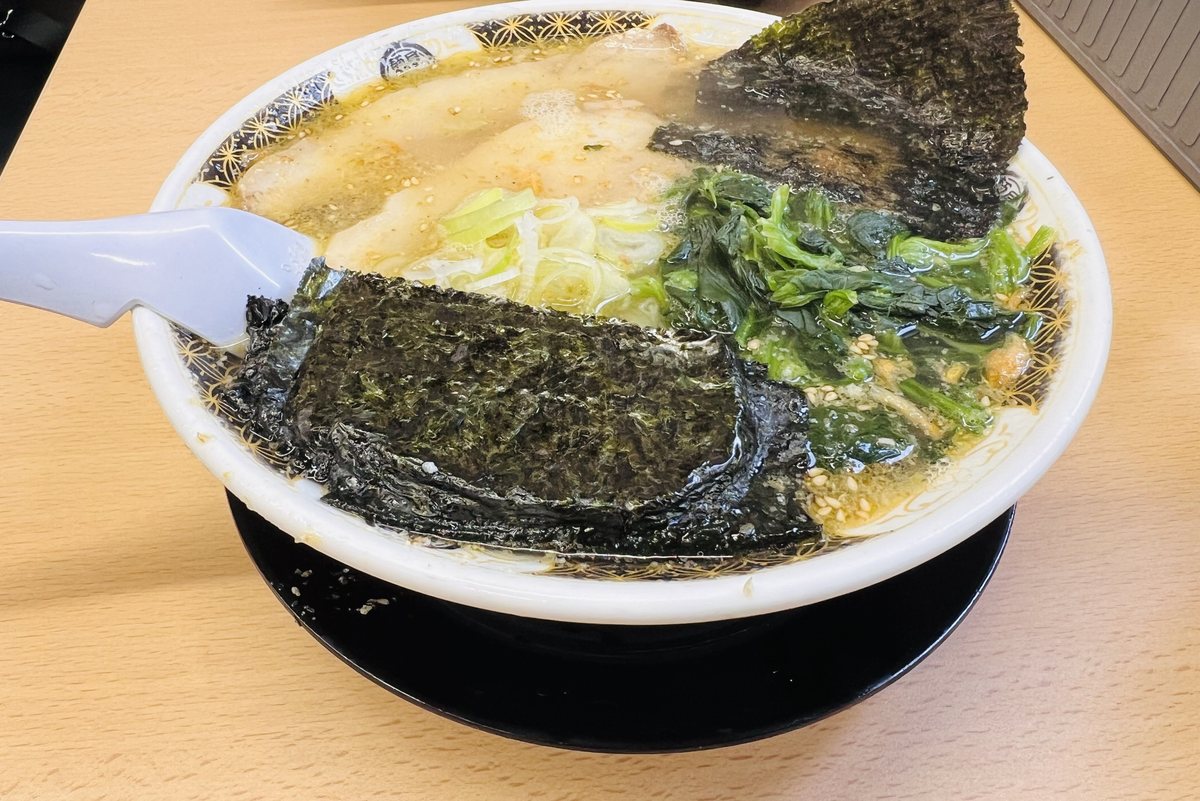 麺屋ようすけ 白いスープのラーメン 海苔とほうれん草