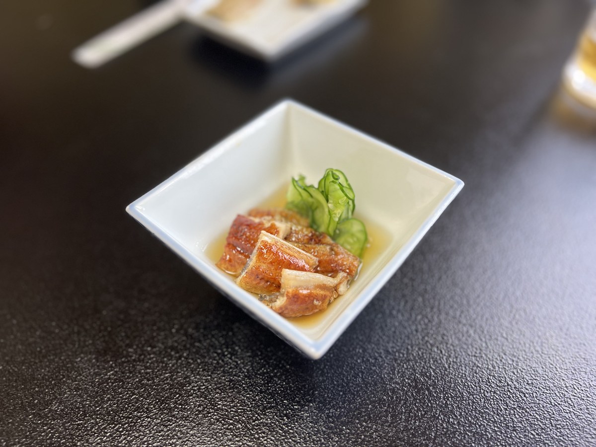 たたみ家のうざく。蒲焼のぶつ切りときゅうりの酢の物