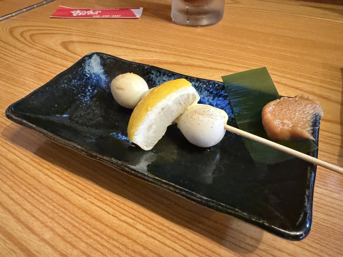 うずらの串と味噌。笹の葉の上に味噌が添えられている
