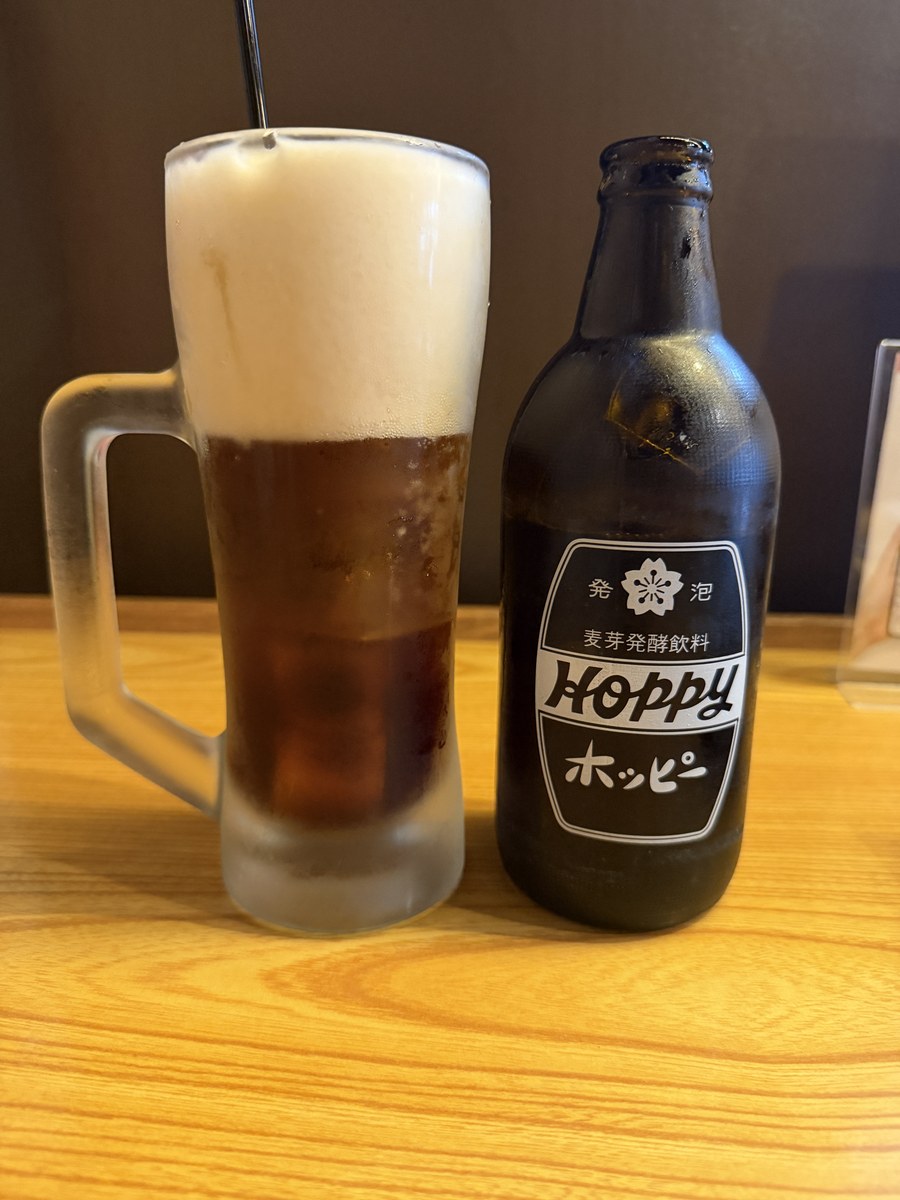 黒ホッピーで作った黒い恋人達ホッピー。泡が茶色っぽい