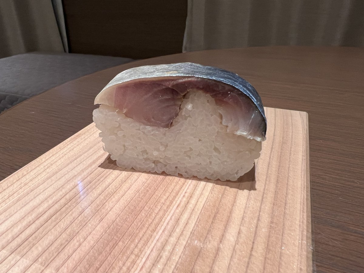 昆布を外した鯖姿寿司の一貫