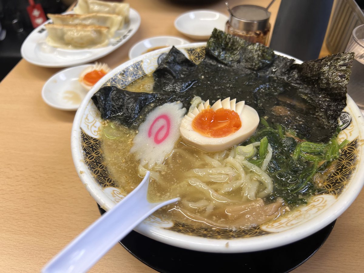 麺屋ようすけ 背脂入りラーメン 味玉 海苔 ほうれん草 平打ち麺