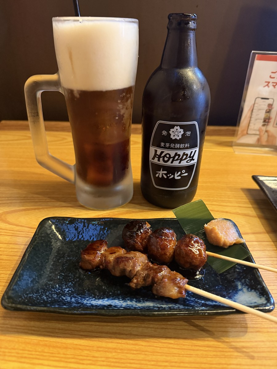 おーるすたぁずのタレの串焼きと黒ホッピー