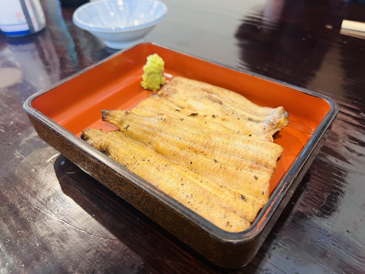 武蔵屋の白焼き。朱塗りの器にわさびだけが添えられている