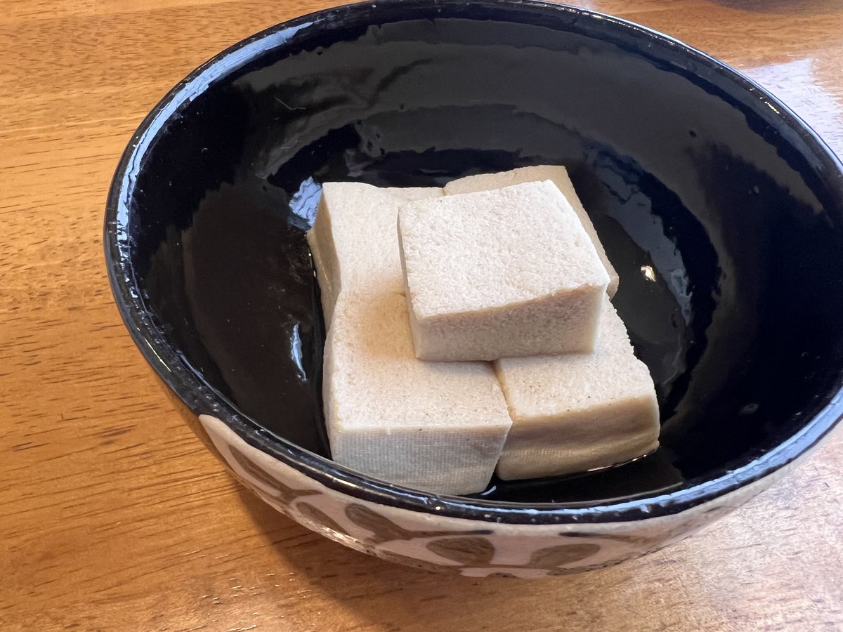 黒い釉薬の鉢に入った高野豆腐3切れ